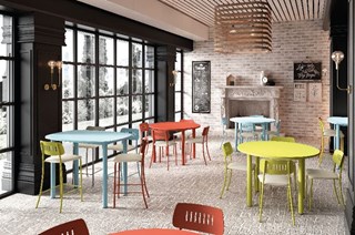 Table ronde colorée en bois avec chaises assorties