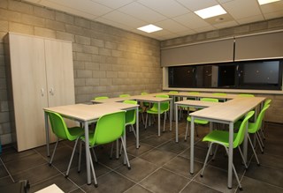 Mobilier classe avec chaises vertes