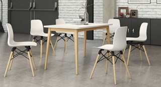 Table et chaises avec piétement en bois