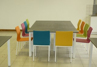 Grande table avec chaises de couleurs