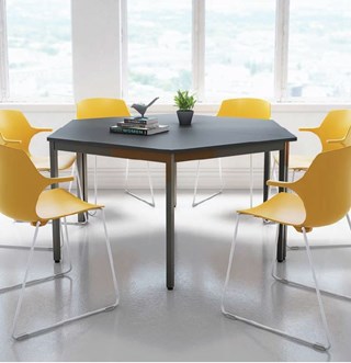 Table trapèze et chaises jaunes