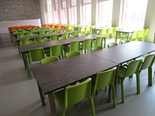 Table HPL béton et chaises en polypropylène