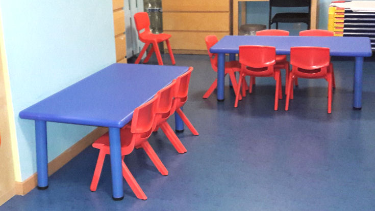 Chaises et tables en plastique pour maternelles