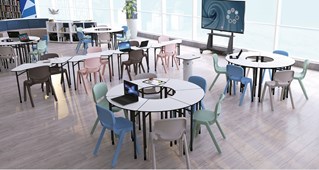 Classe primaire avec chaises en polypro colorées