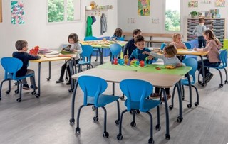 Tables et chaises mobiles pour écoles primaires