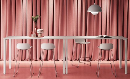 Tables hautes blanches et tabourets