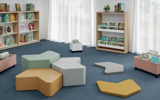 Coin bibliothèque avec tapis en mousse