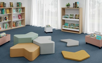 Coin bibliothèque avec tapis en mousse