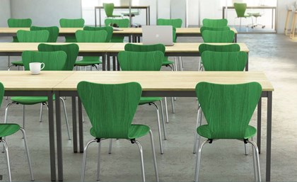 Chaise hêtre teintée en vert