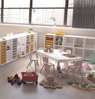 Chaises et tables en polypro et rangement