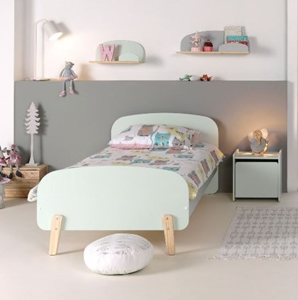 Lit en vert pâle piétement bois