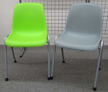 Chaise coque coloris gris et vert