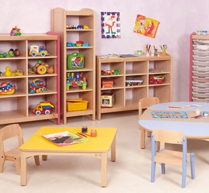 Tables et chaises en bois pour crèche