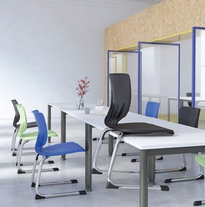 Chaise appui sur table en polypropylène