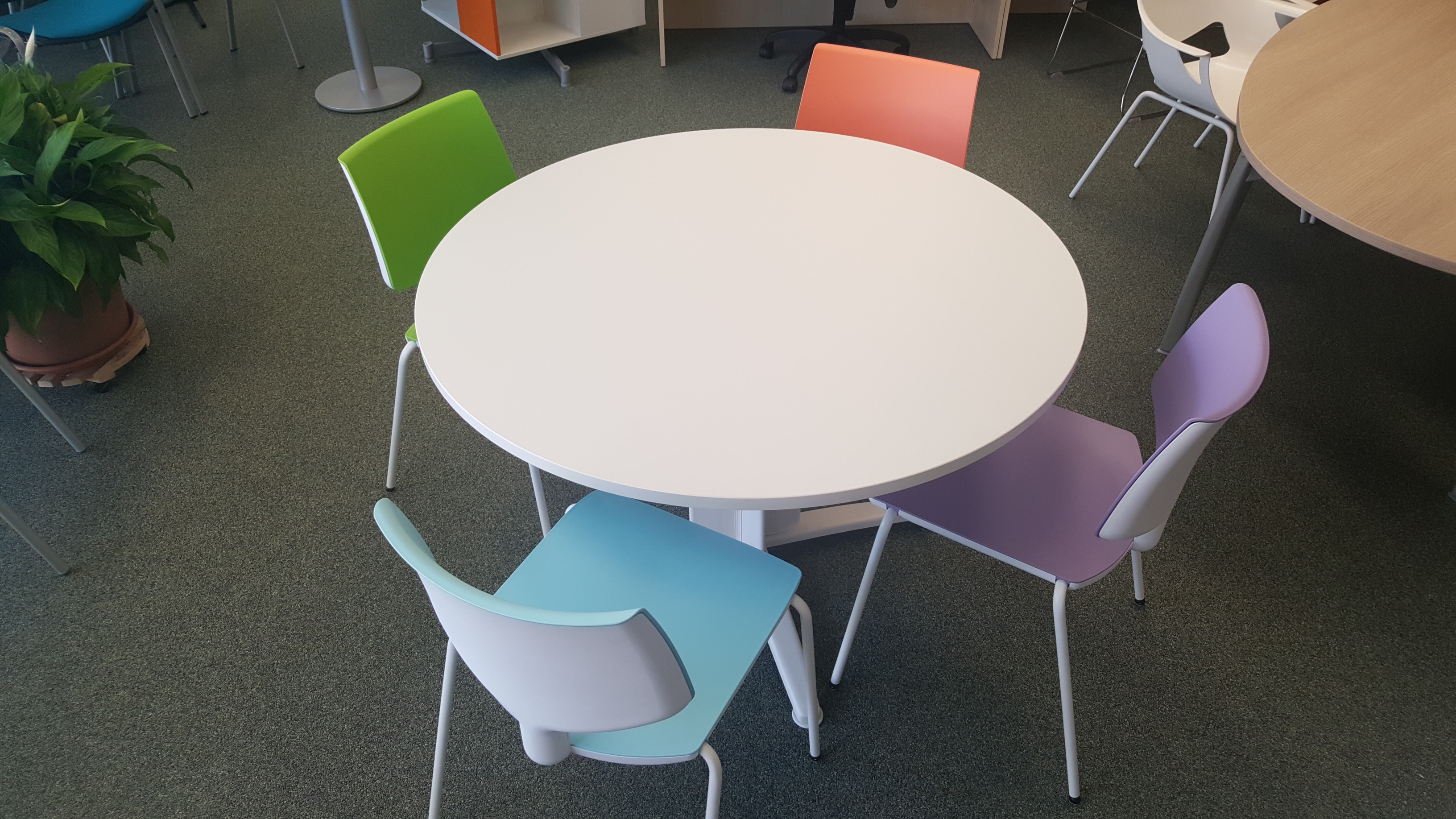 Table ronde et 4 chaises colorées