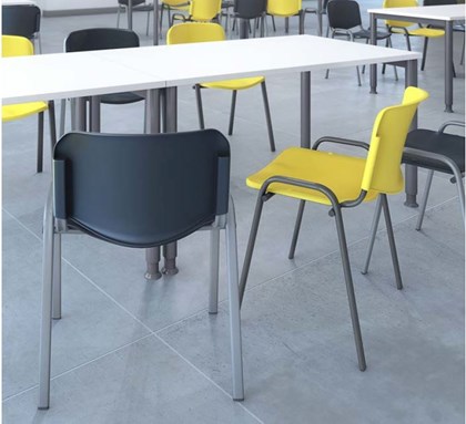 Chaise en plastique jaune