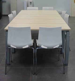 Table de réunion et chaises coque polypro blanche
