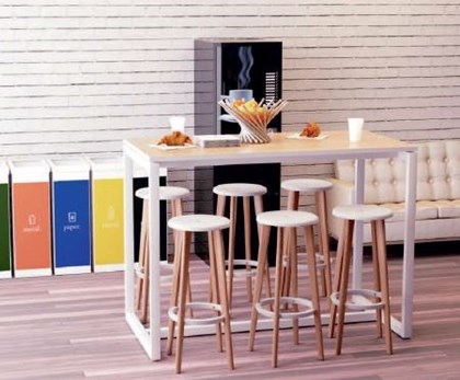Table haute avec tabourets en bois